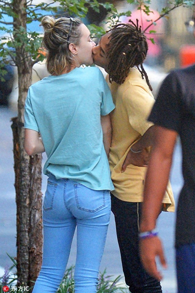 威尔·史密斯儿子与女友街头热吻