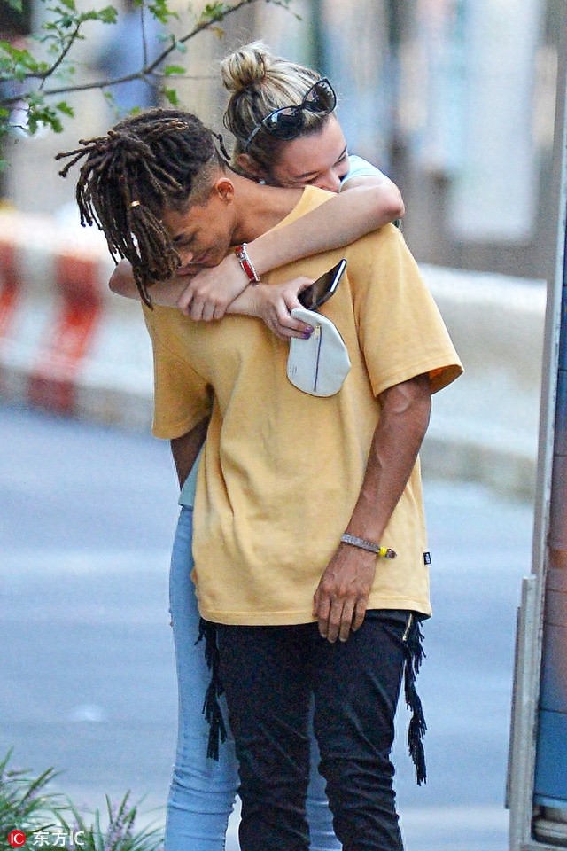 威尔·史密斯儿子与女友街头热吻