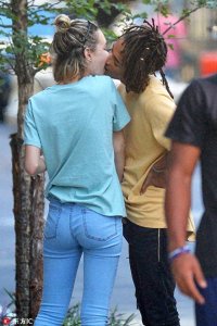 ​威尔·史密斯儿子与女友街头热吻