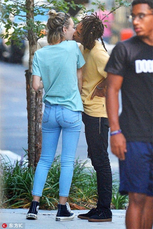 威尔·史密斯儿子与女友街头热吻