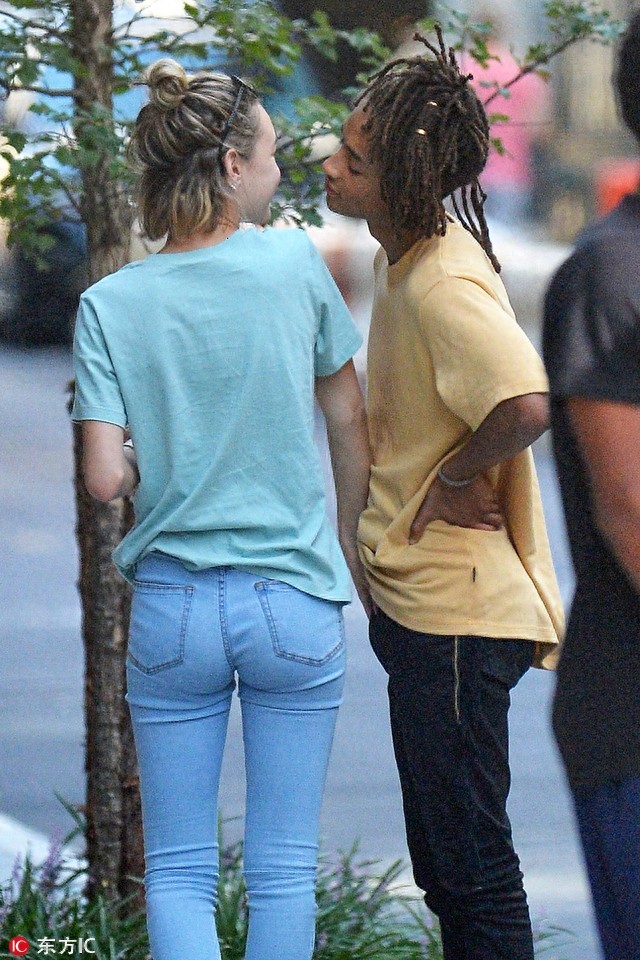 威尔·史密斯儿子与女友街头热吻