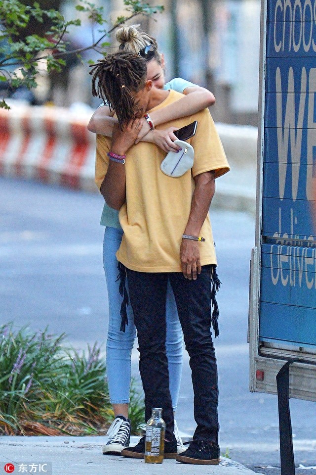 威尔·史密斯儿子与女友街头热吻
