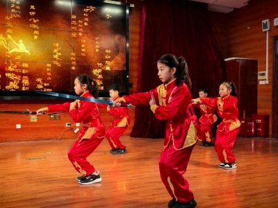 ​非遗表演、AI主持人……长宁中小学“开学第一课”玩出新花样！