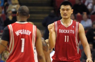 ​亚洲第一巨人张欢身高2.38米，19岁退役，曾与女星、网红传绯闻