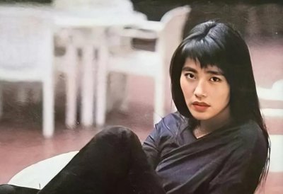 ​和林青霞同时闯香港的美女，赢过张曼玉，输给王祖贤，已隐退十年