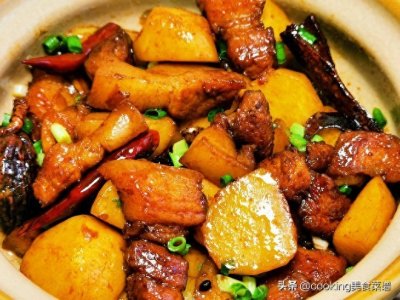 ​冬天来了送您五花肉炖土豆，肥而不腻，简单下饭，吃了全身暖暖的
