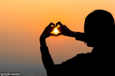 ​比心玩出新花样，别再用手指比心啦，学会这些让你的比心更高级