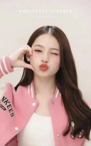 ​标题：韩国13岁小女孩舞台上崭露头角！她的独特才华令人惊叹