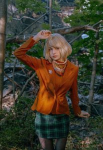 ​性感COS：美女小姐姐上演性感COS生化危机4 ，丝袜美腿学生服