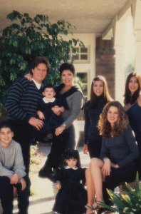 ​肯豆·詹娜晒童年照，软萌可爱像洋娃娃！跟大姐感情好好！