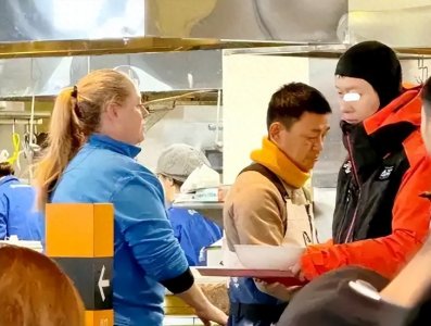 ​王宝强儿子近照曝光 父子俩容貌如同复制 冯清对父子俩照顾妥帖