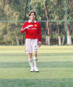 ​李易峰近照曝光：足球场上的“中分大叔”，露出大脑门，真变样了