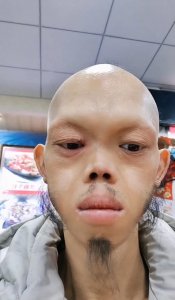 ​“外星人”李平安，长相怪异却迎娶美娇娘，他凭什么实现人生逆袭