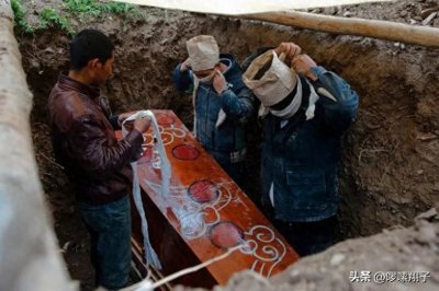 ​土葬比火葬更可怕吗?尸体在下葬后的一个月，发生了什么变化?