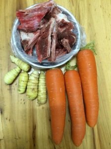 ​胡萝卜1根，加竹芋，搭配它一起煲汤，养血健骨，简单做法