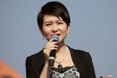 ​甘萍：陷入“逼婚门”后，被逼退出歌坛，嫁二婚前国足老公获幸福