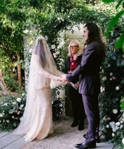 ​破产姐妹Max演员在花园举办私人婚礼：幸福甜蜜如画！