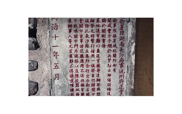 镜头对着沙发，一对男女在那里忘我亲吻，两人衣服不断从身上剥离