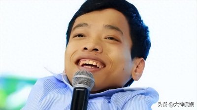 ​李创利：身高不到1米，坐在婴儿车创业狂赚3亿身家，娶1米7女秘书