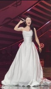 ​著名歌手袁娅维亮相韩国KBS电视台，与MAMAMOO合作演唱