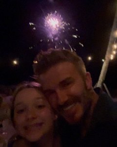 ​贝克汉姆看烟花庆新年，亲10岁小七嘴巴，又晒出了和贝嫂的接吻照