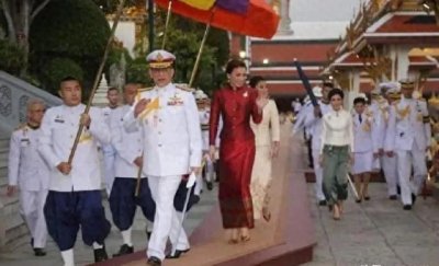 ​泰国玛哈国王第四任妻子：苏提达空姐变王后稳坐如山，风光无限好