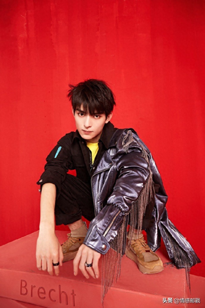 王皓轩晒最新照片,红背景黑衣超飒,重现薛洋邪魅一笑十足惊艳