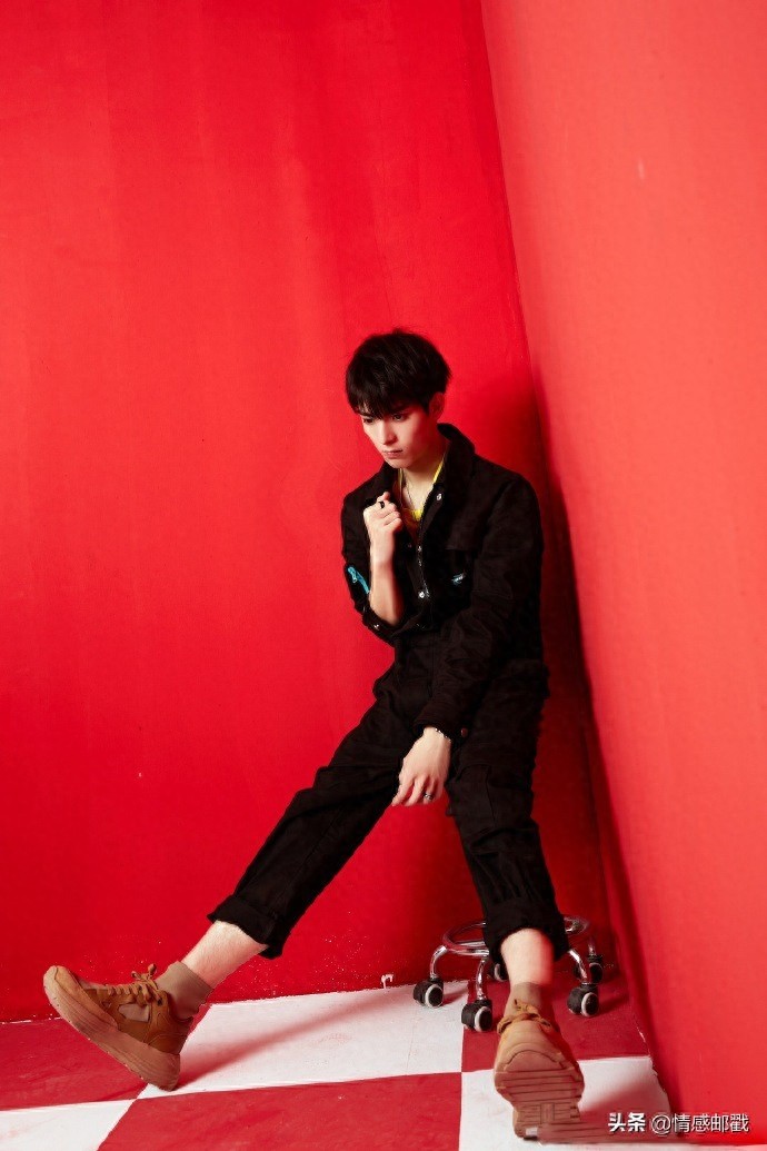王皓轩晒最新照片,红背景黑衣超飒,重现薛洋邪魅一笑十足惊艳