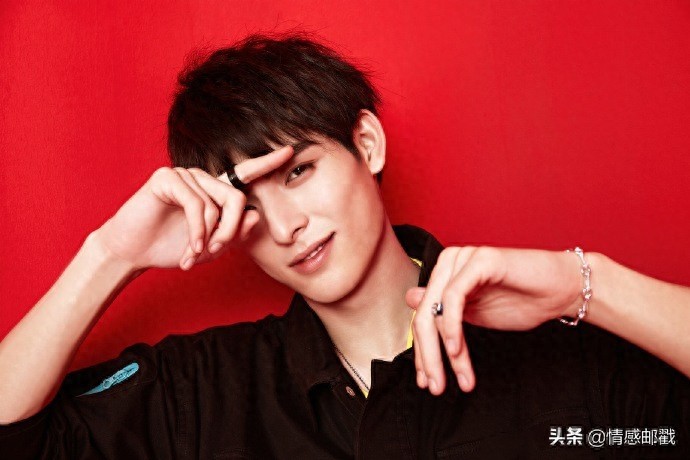 王皓轩晒最新照片,红背景黑衣超飒,重现薛洋邪魅一笑十足惊艳