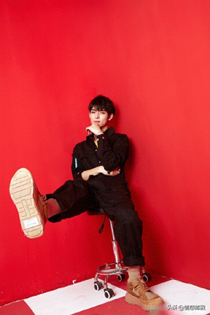王皓轩晒最新照片,红背景黑衣超飒,重现薛洋邪魅一笑十足惊艳