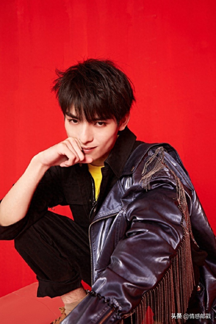 王皓轩晒最新照片,红背景黑衣超飒,重现薛洋邪魅一笑十足惊艳