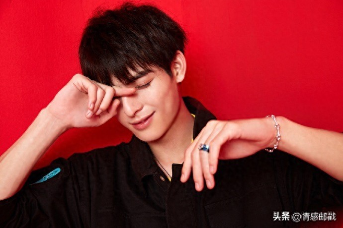 王皓轩晒最新照片,红背景黑衣超飒,重现薛洋邪魅一笑十足惊艳