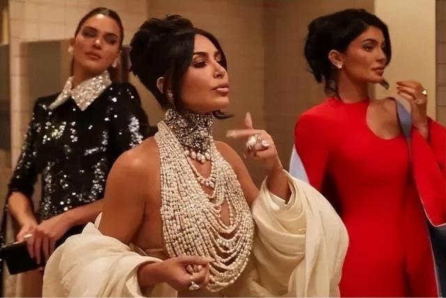 娱乐太拼了！42岁卡戴珊穿一身珍珠，73岁王薇薇似少女，秀无遮挡胯部  1