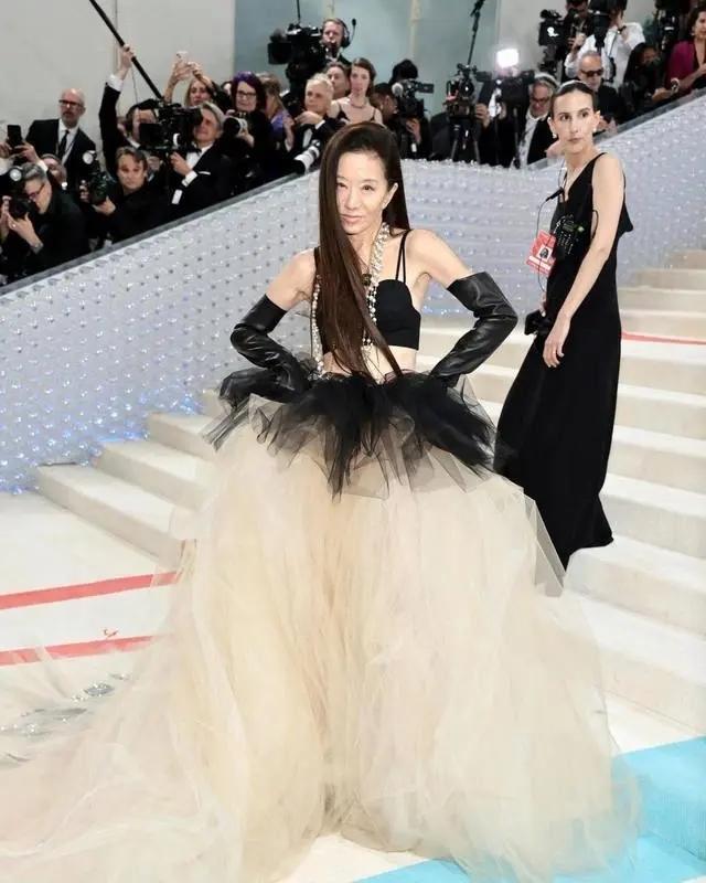 娱乐太拼了！42岁卡戴珊穿一身珍珠，73岁王薇薇似少女，秀无遮挡胯部  4