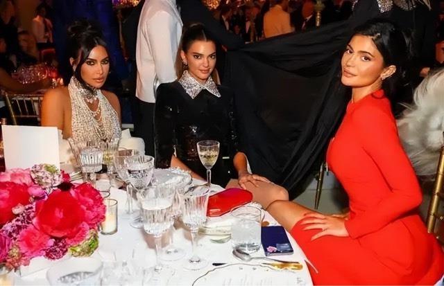 娱乐太拼了！42岁卡戴珊穿一身珍珠，73岁王薇薇似少女，秀无遮挡胯部  3