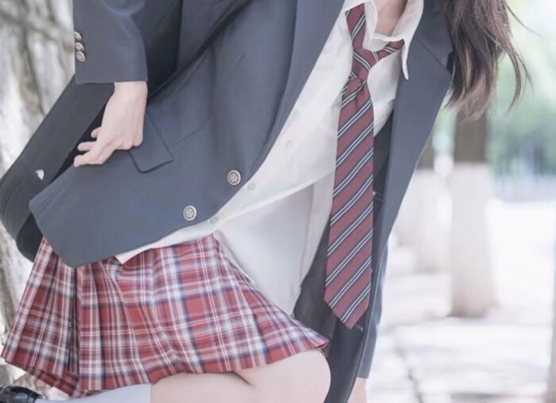 女子带着五个孩子再婚嫁给初恋，婚礼现场磕头，奶奶挨个给改口费