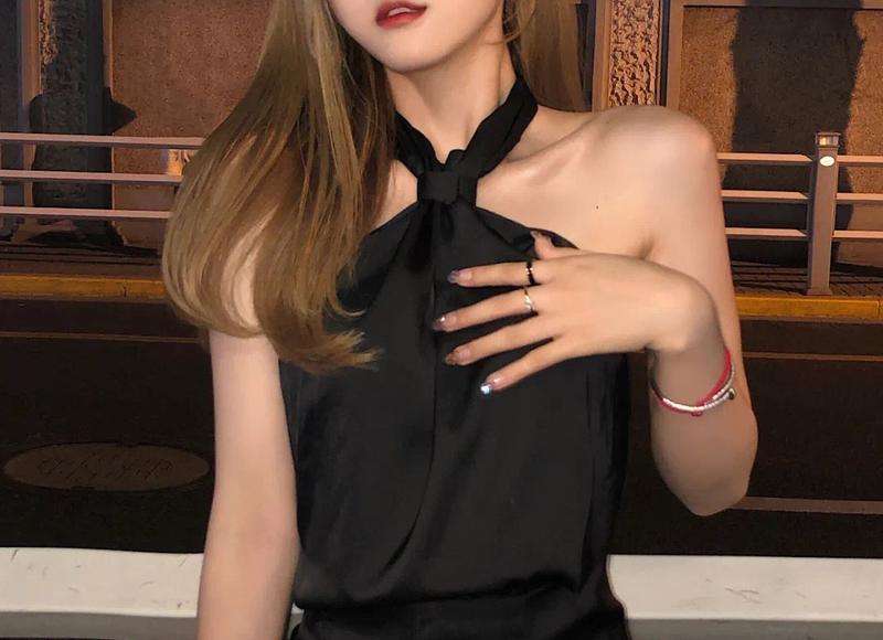 男子多吃饭不干活，妻子手持扫把将他赶出家门：我家不养闲人