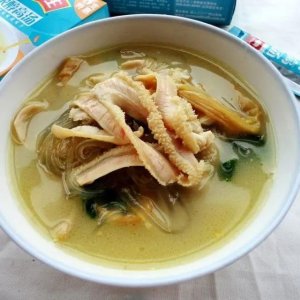 ​牛肚粉丝汤，汤汁奶白，浓郁又鲜香