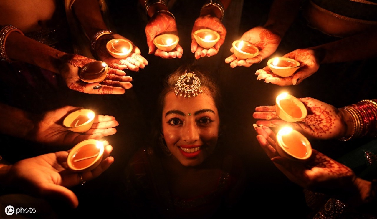 印度排灯节“以光明驱走黑暗,以善良战胜邪恶”的节日