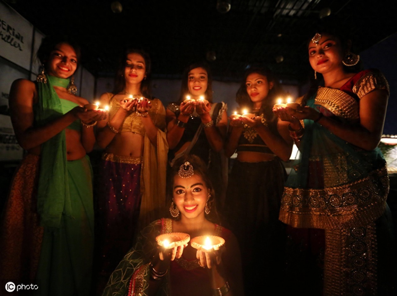 印度排灯节“以光明驱走黑暗,以善良战胜邪恶”的节日