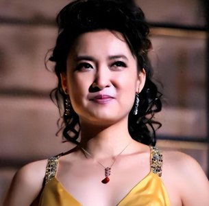 ​主持人桑晨：爷爷是知名导演桑夫，21岁进央视，工作30年零失误