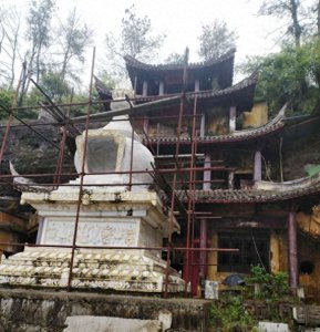 ​慈恩寺旧大殿，瓦片破损，门窗破旧，出家人仍坚持修行！