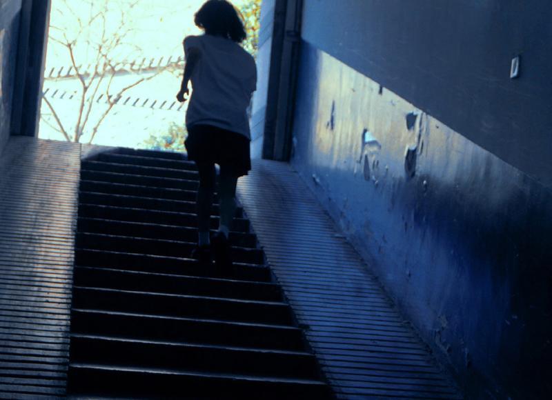 女孩子的初吻在几岁 12岁早恋正常吗