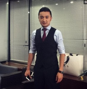 ​37岁央视帅哥尼格买提，老婆美得像混血女神